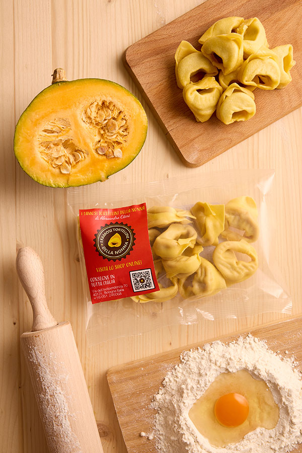 tortelloni ripieni di zucca con ingredienti principali zucca tagliata uova con farina e mattarello